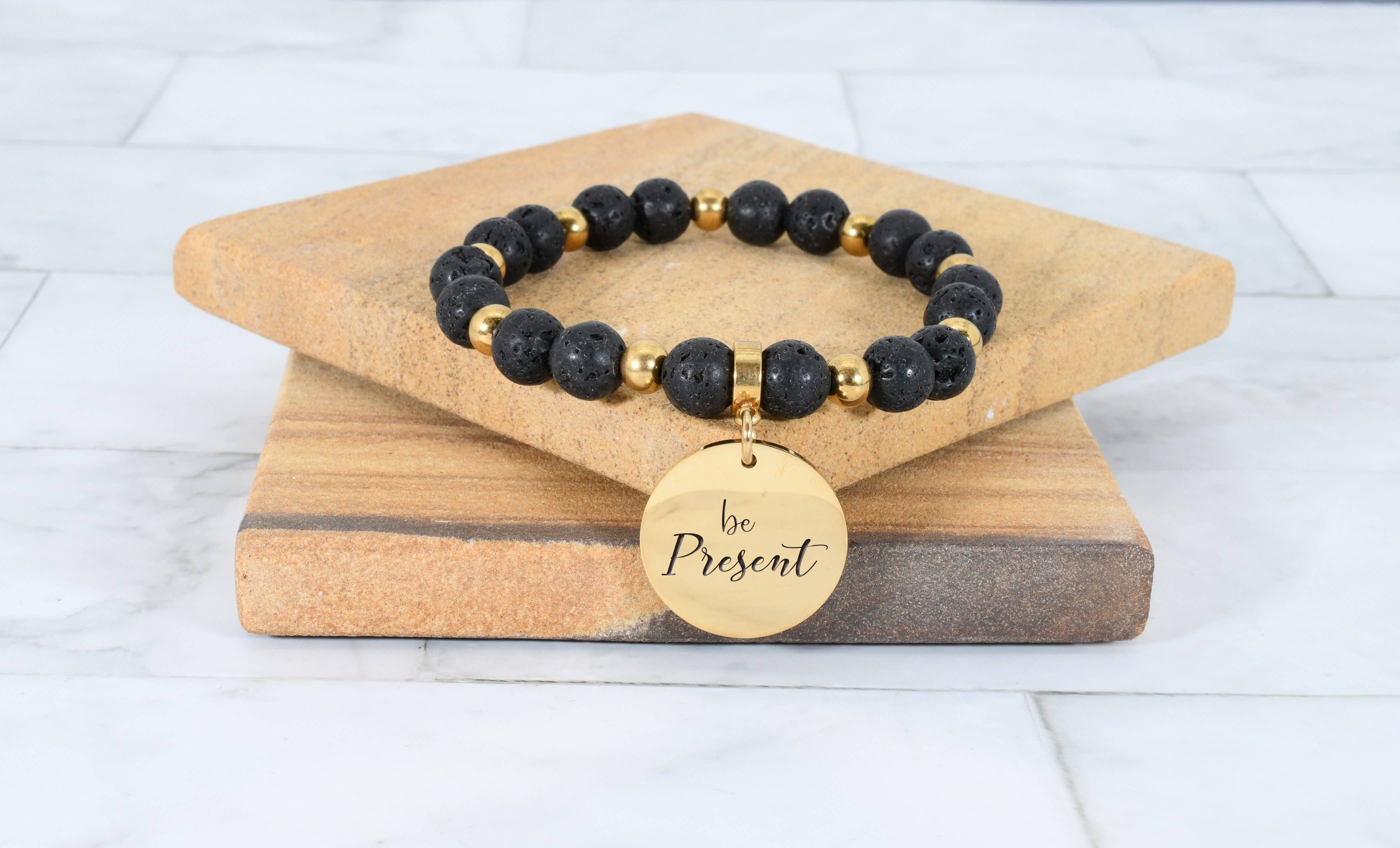 Pink Box – Engroshandel Perlearmbånd – Naturlige Lava inspirerende armbånd i guld Accent7