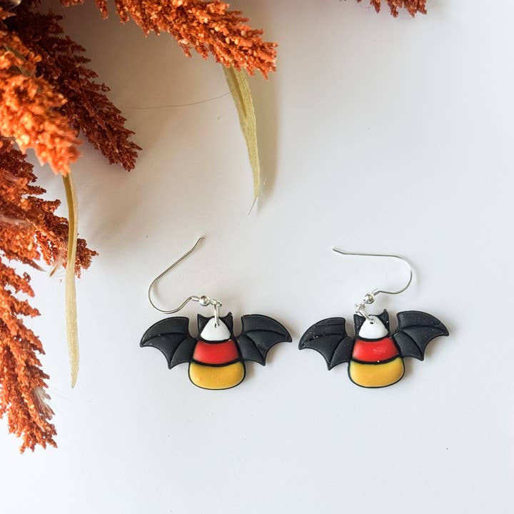 Pendientes de Murciélago de Caramelo de Maíz: Pendientes de Arcilla Hechos a Mano y otras tendencias de Resultados para maíz dulce al por mayor. Devoluciones gratuitas y condiciones de pago a 60 días en Faire en Faire.