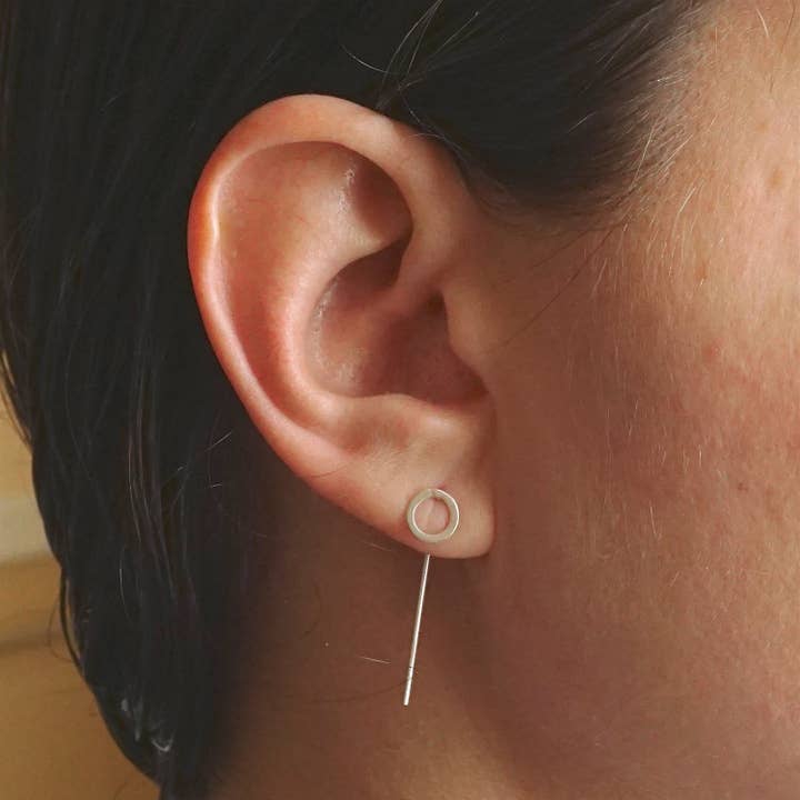 Boucle d'oreille à enfiler à cercle ouvert sophistiquée et élégante, fabriquée à la main - 2014 pour la vente par Virginia Wynne Designs