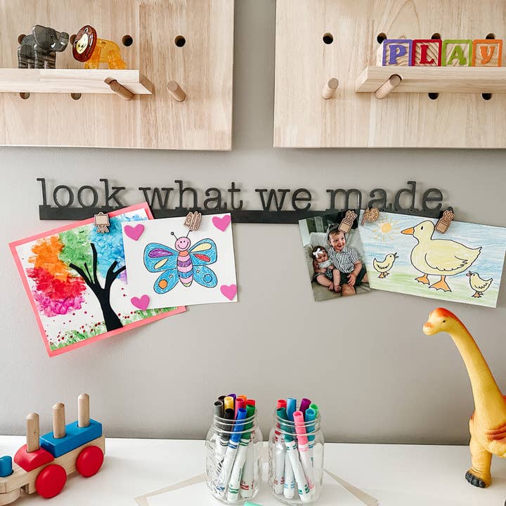 Barre magnétique Look What We Made (police de machine à écrire) pour la vente par Keystone Steel Co.