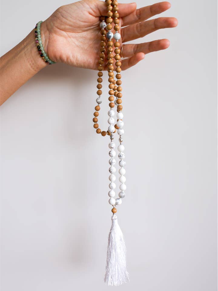 CHAPELET MALA EN HOWLITE ET SANTAL pour la vente par Calma Santa