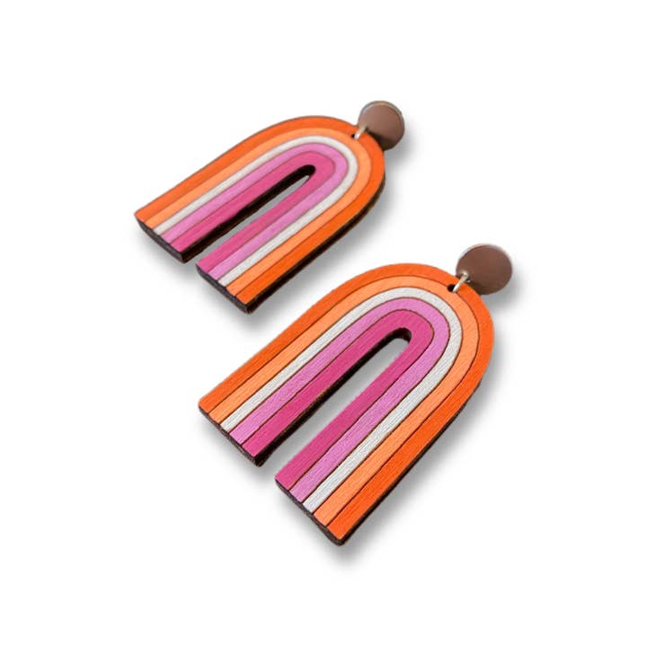 Pendants d'oreilles en bois lesbienne arc-en-ciel pour la vente par Brave Wimp