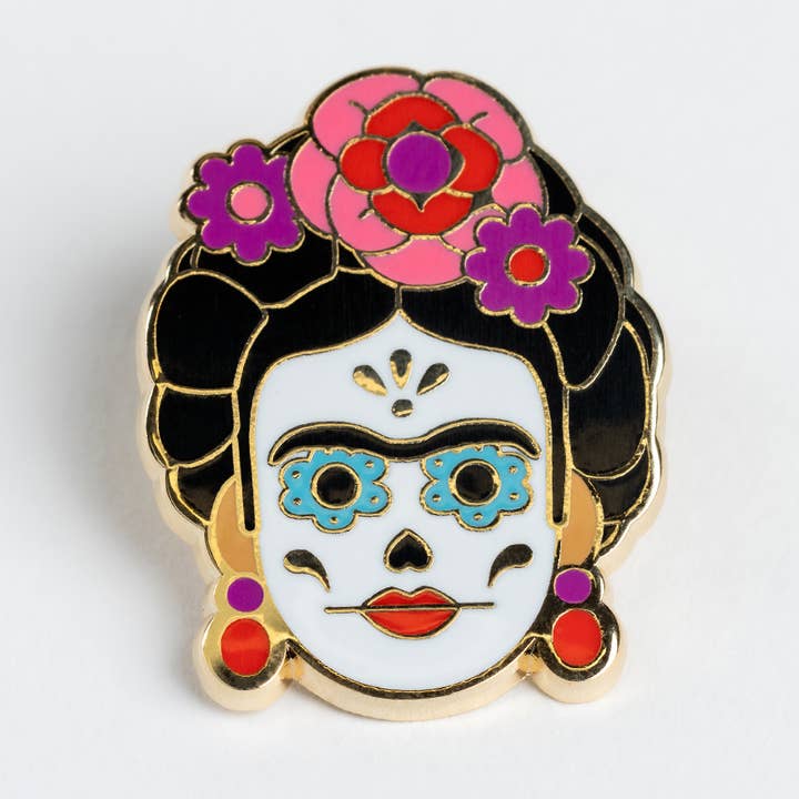 Spilla in smalto di Frida Kahlo - Giorno dei Morti - Regalo del Museo d'Arte per la vendita all'ingrosso da parte di Collectable Cities