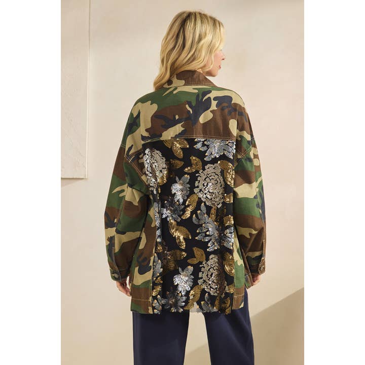 Veste camouflage avec contraste de sequins en maille florale pour la vente par Veveret