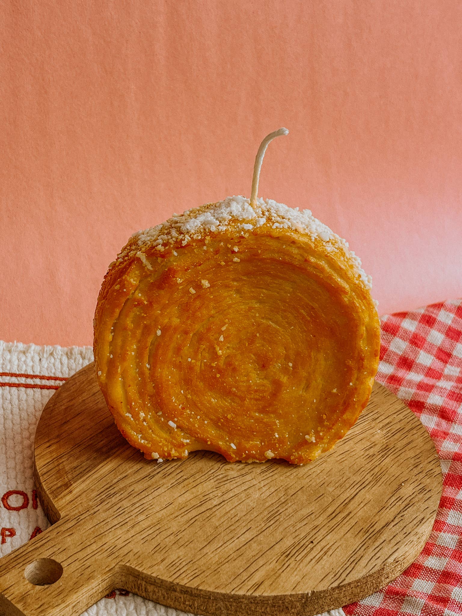 The Wednesday Co – wholesale Prydnadsljus – Mi Pancito Redondito – Rund spiralformad croissantljus1