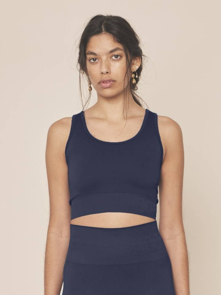Soft Rib Sømløs Crop Top - Marineblå for engroshandel hos Moonchild Yoga Wear