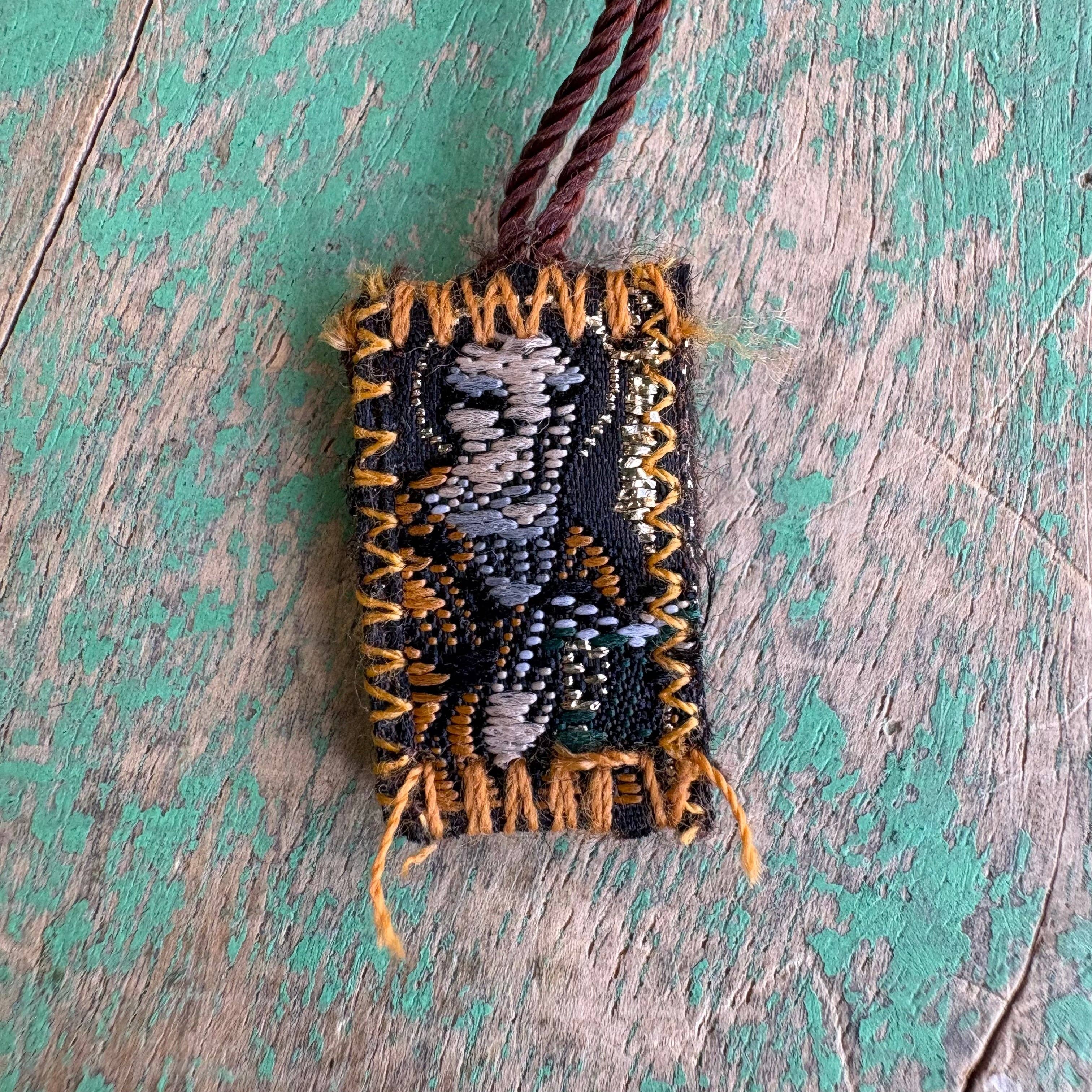 Love and Honor Jesus LLC – Colar de contas de oração por atacado – Escapulário de Tecido Mini de São Bento2