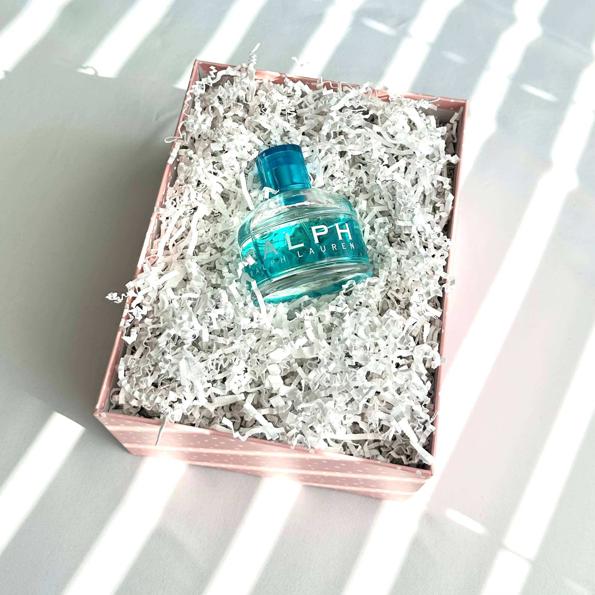 iconic mi - Wholesale Gift Bag - White Crinkle Cut Shred 1lb Box  1