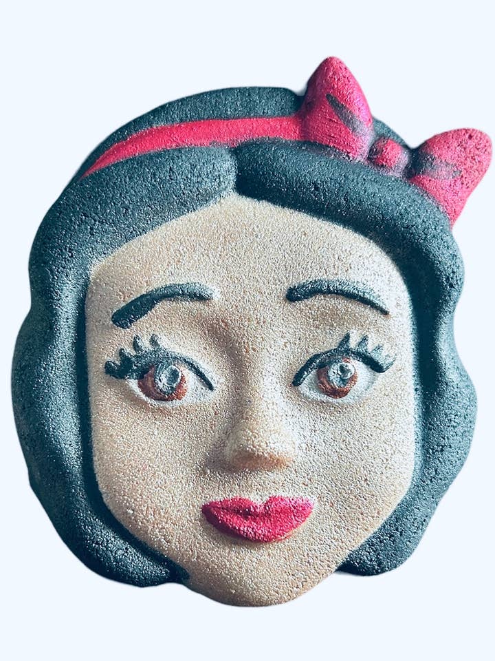 Princess collection Snow White bath bomb for wholesale by Flaming desserts