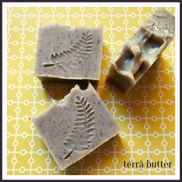 Nourishing Hibiscus & Curry leaves Shampoo bar for wholesale by Terra Butter