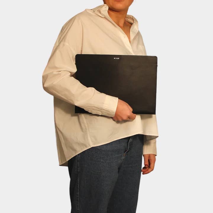 Pochette A4 - Skin classic en cuir noir for wholesale by MARIELAURENCESTEVIGNY