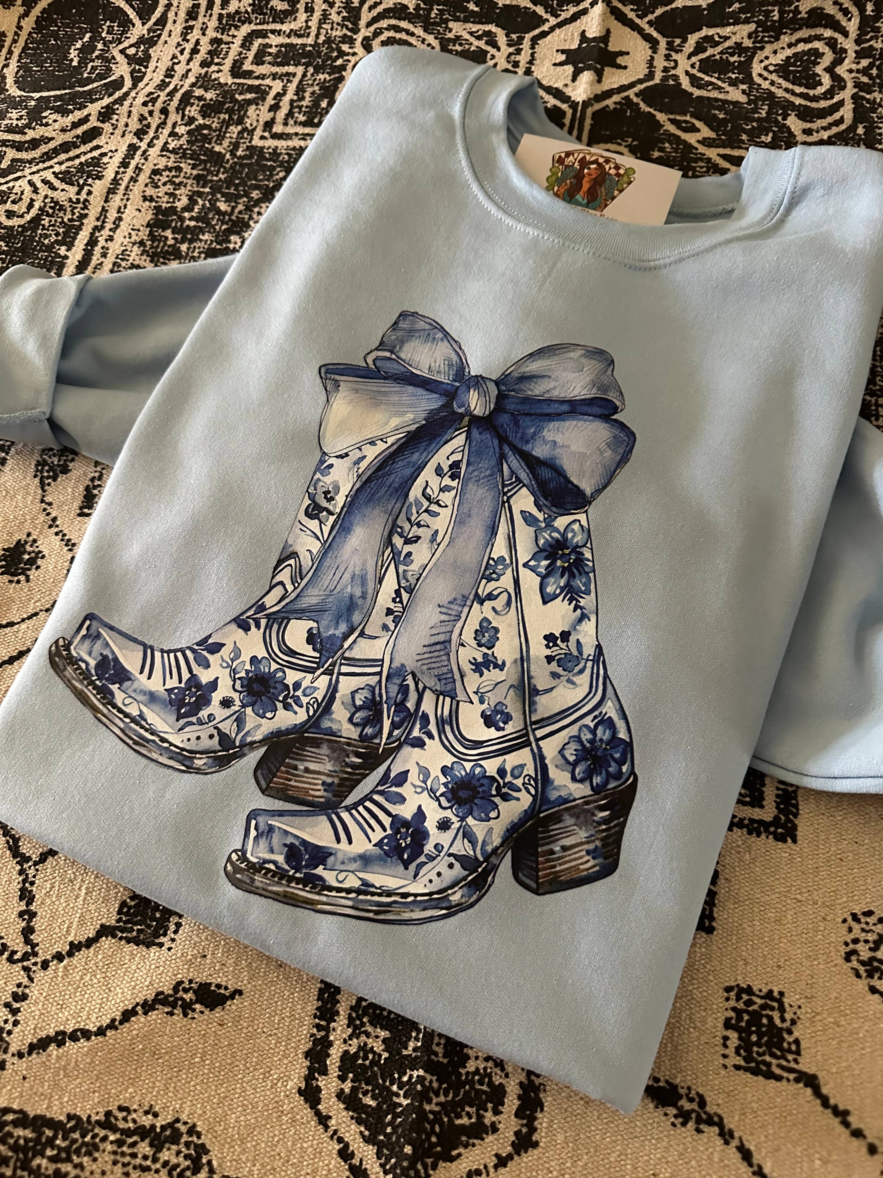 The Branded Blue Roan - Wholesale Grafisch sweatshirt - Dames - Powder Blue Coquette Westernlaarzen met grafische print1