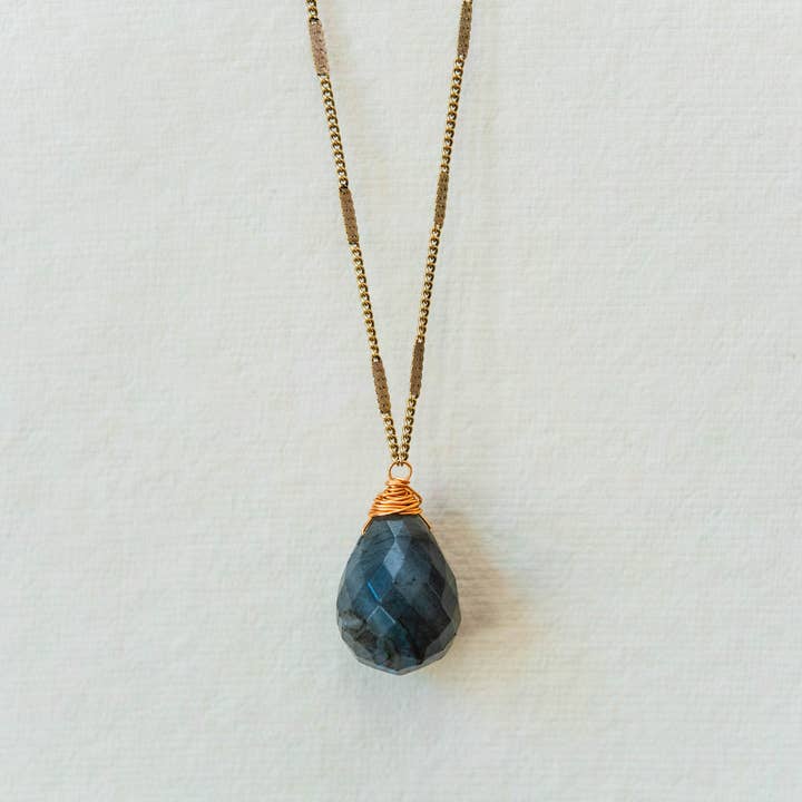 Bella Vita Jewelry – wholesale Pendant/charm necklace – Zara Natural Stone Drop Necklace | Labradorite