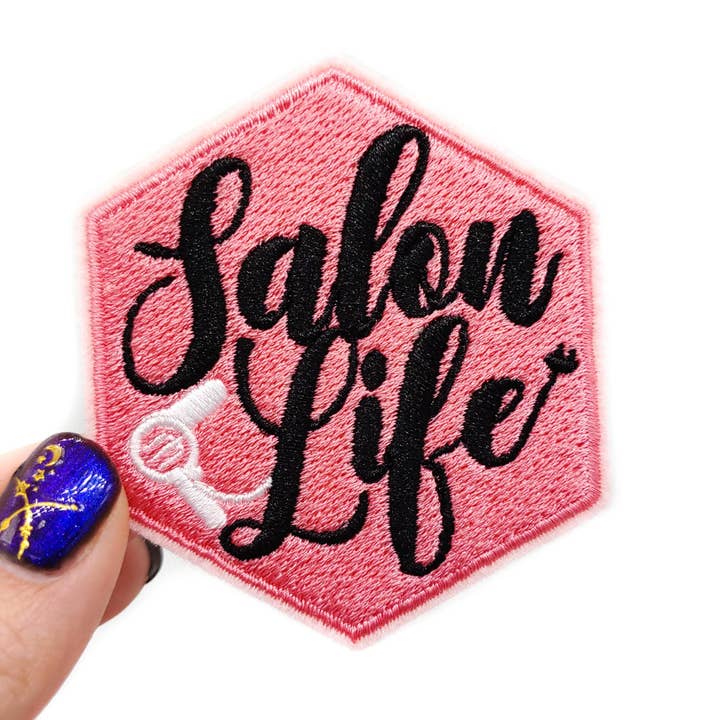 Roze Salon Life zeskantige geborduurde strijkpatch voor wholesale door Project Pinup