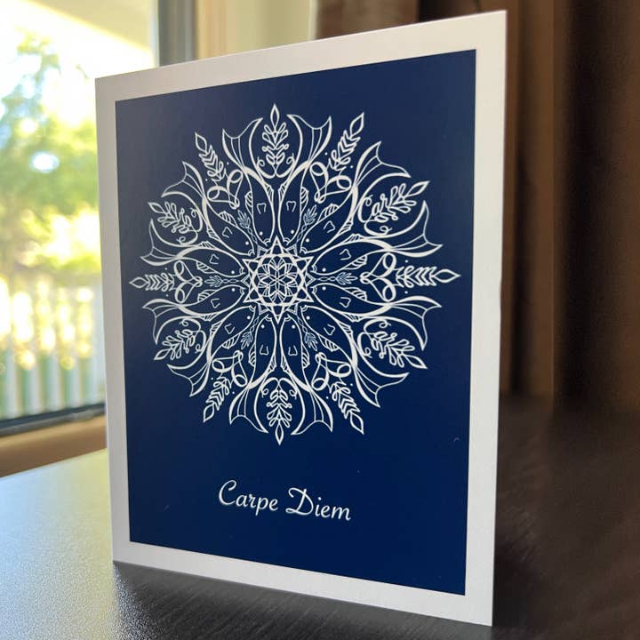 New Wing Studio – Großhandel Briefpapier-/Postkarten-Set – Carpe Diem (Nutze den Tag ~ Hidden Word Mandala)