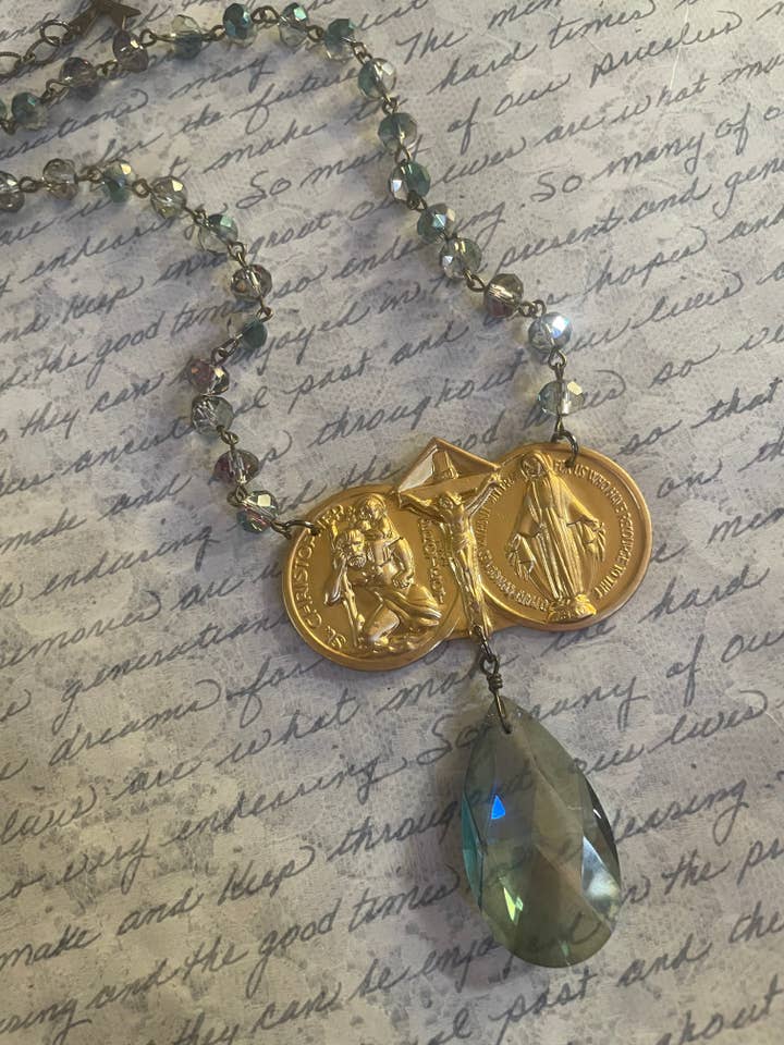 Colar com Medalhão de São Cristóvão e Maria - Religioso/Presente por atacado de Savannah Hoffman Designs Artisan Jewelry