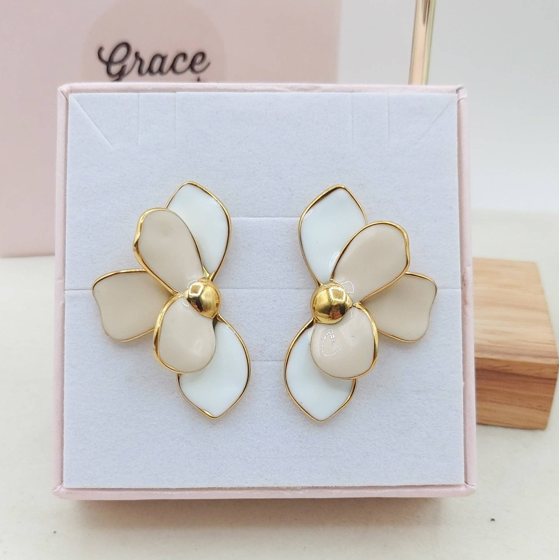 Daemon srls - Wholesale Stud/Post Earrings - MEADOW paio ORECCHINI smaltati a bottone con petali in acciaio inossidabile a forma di fiore1