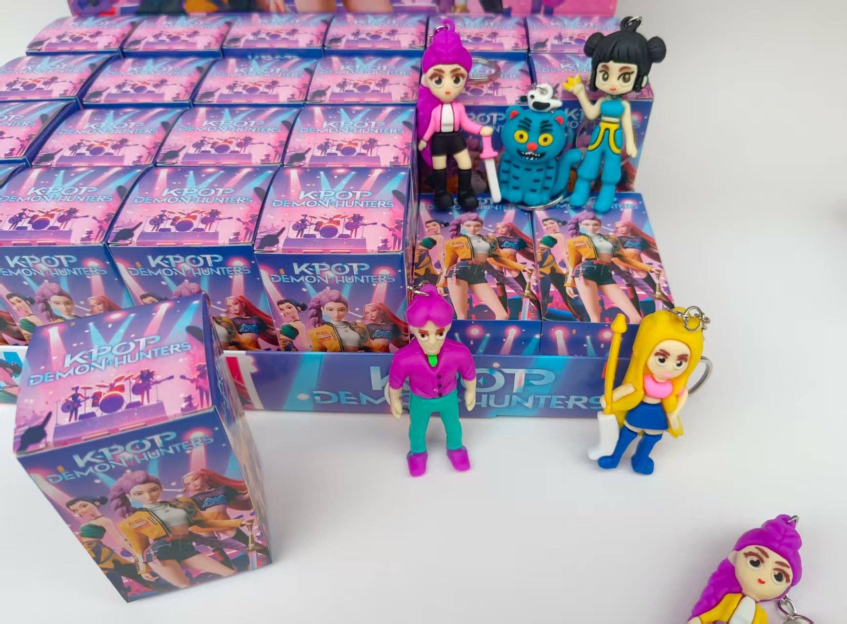 Auraquise - Vente Porte-clés – enfant - Calendrier de l'Avent KPOP Demon Hunter Girl Group 24 pièces Boîte Surprise Ensemble de Porte-clés en Silicone3