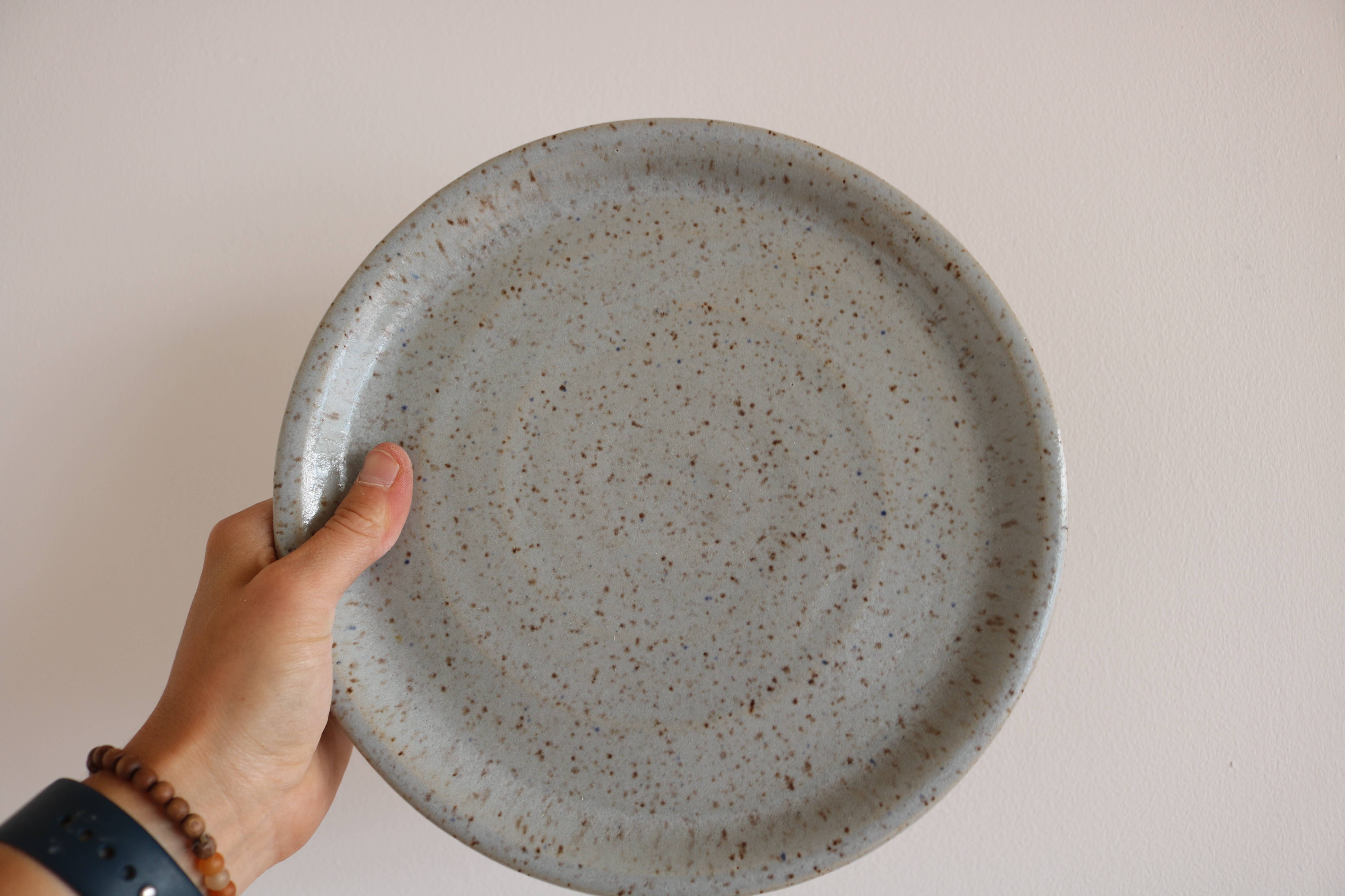 KJ Pottery - Wholesale Borden - Handgemaakte dinerborden van ijzerrood steengoedklei3