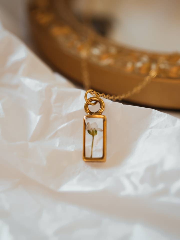 Petit collier Alyssum blanc pour la vente par Ephemera