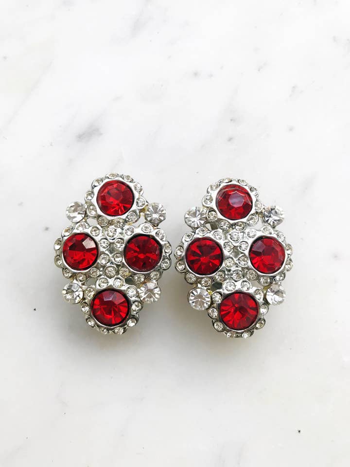 Boucles d'oreilles clip Harper Swarovski rouge rubis pour la vente par Carmen Miller Jewellery