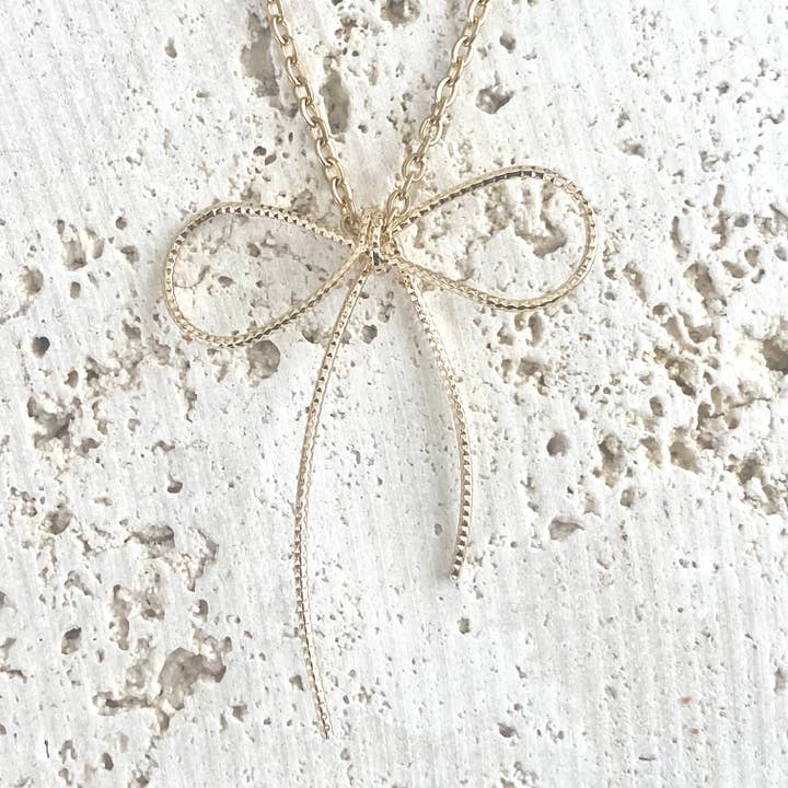 Collana leggera con ciondolo a fiocco fatto a mano in nastro per la vendita all'ingrosso da parte di VB&CO Designs Handmade Jewelry