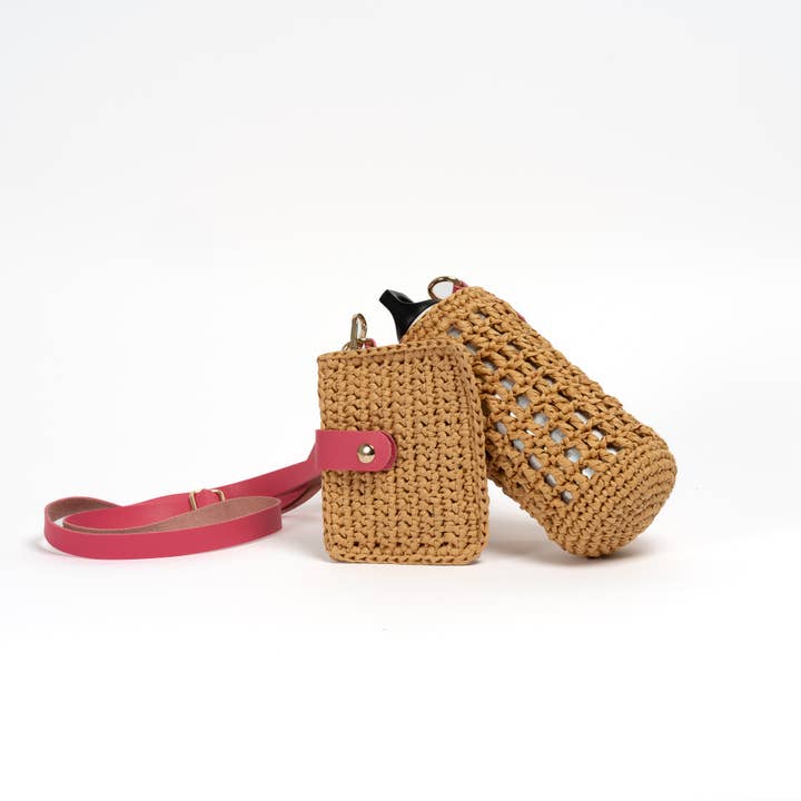 Porte-bouteille en raphia et mini pochette assortie pour la vente par AND-selects Artisan Elegance