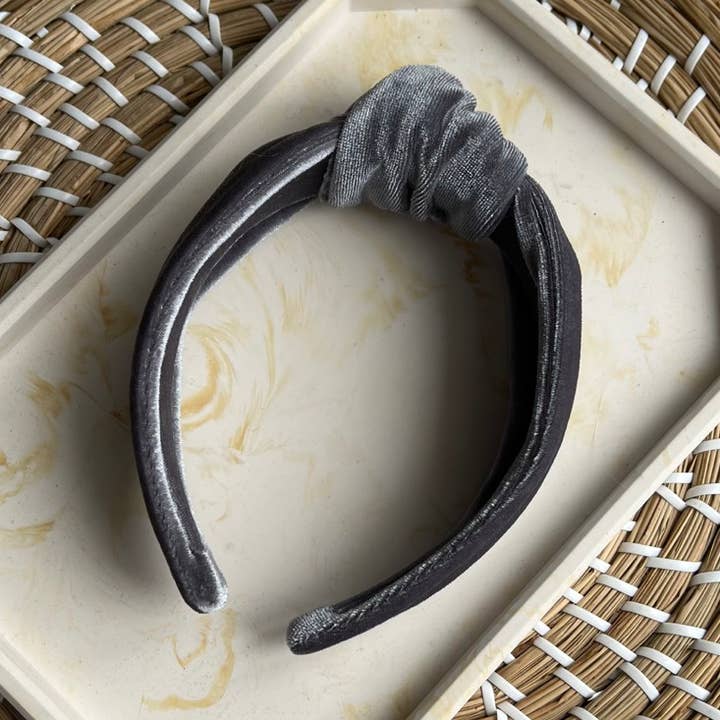 Grå sammet knutet pannband för wholesale av createdbyMishka