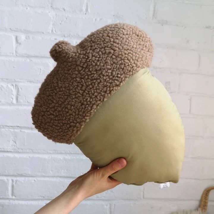 Coussin en forme de gland vert | Coussin en peluche forêt pour la vente par The Butter Flying