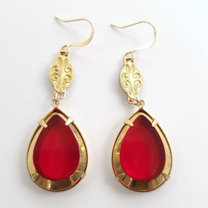 Vintage skarlagenrøde glasdråber for engroshandel hos Verdier Jewelry