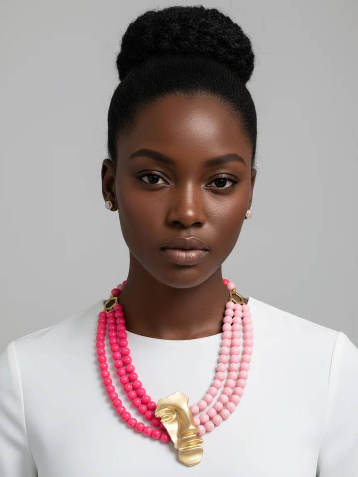 Goldene Brosche Rosa Halskette: Fuchsia Perlen Geschichteter Schmuck für den Großhandel von Designed By Risha