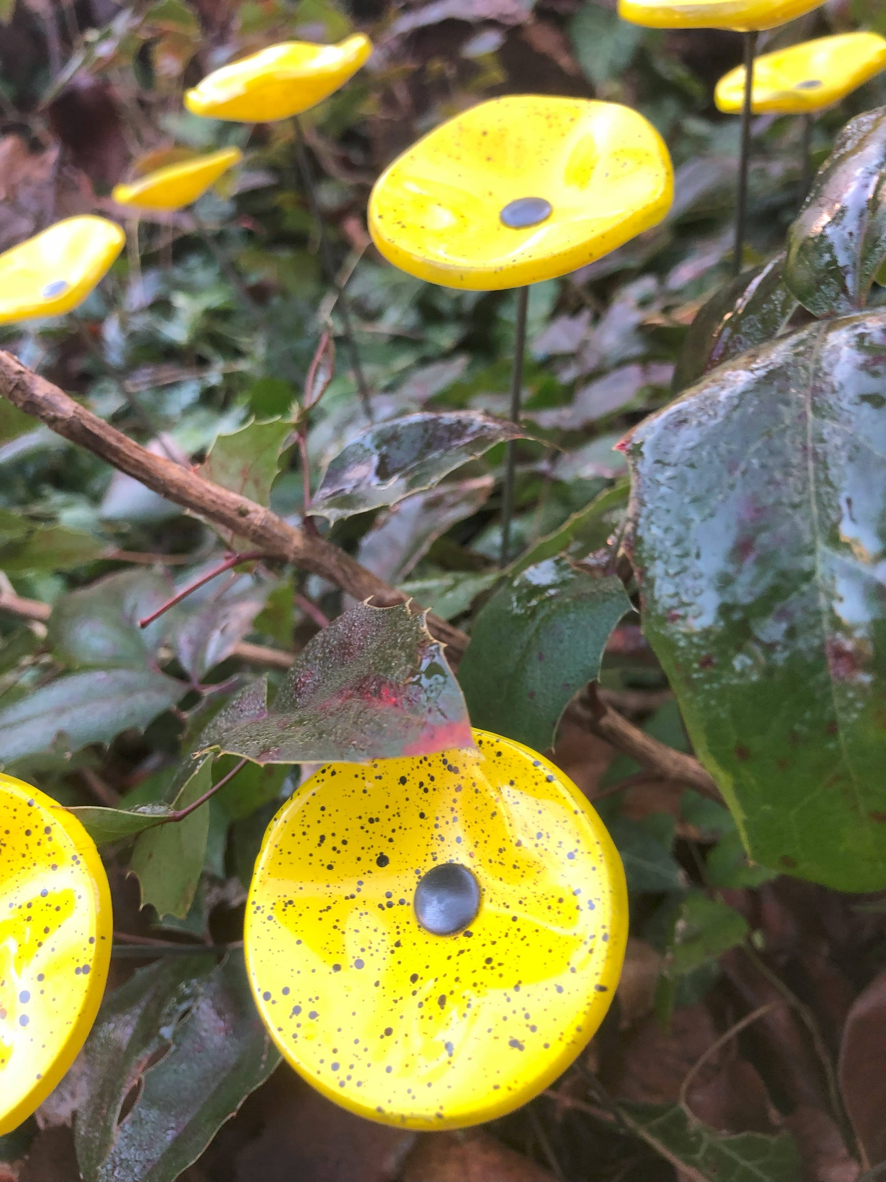 CARNEOL GLASS - Wholesale Garden/Lawn Stake - Small Glass Flower For Outside IN yellow-black15