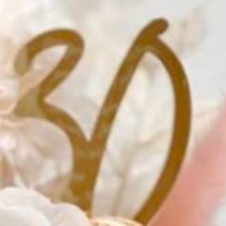 Nom Charme avec Âge Topper pour la vente par Harwill and Fox