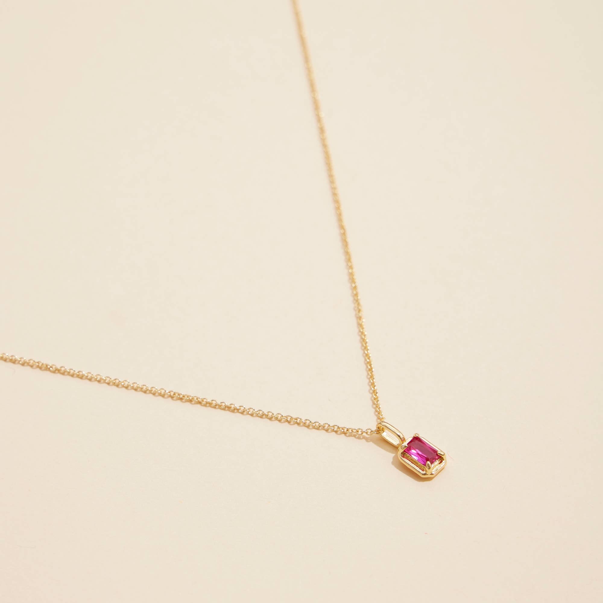 12 assortis Lot de 12 colliers courts avec pendentifs en verre de pierre de naissance assortis en vente sur Faire18