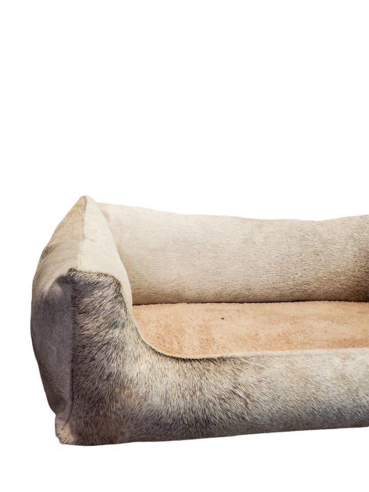 Patoot extra stor plyschdjurssäng i äkta kohud för wholesale av Charlie Leather