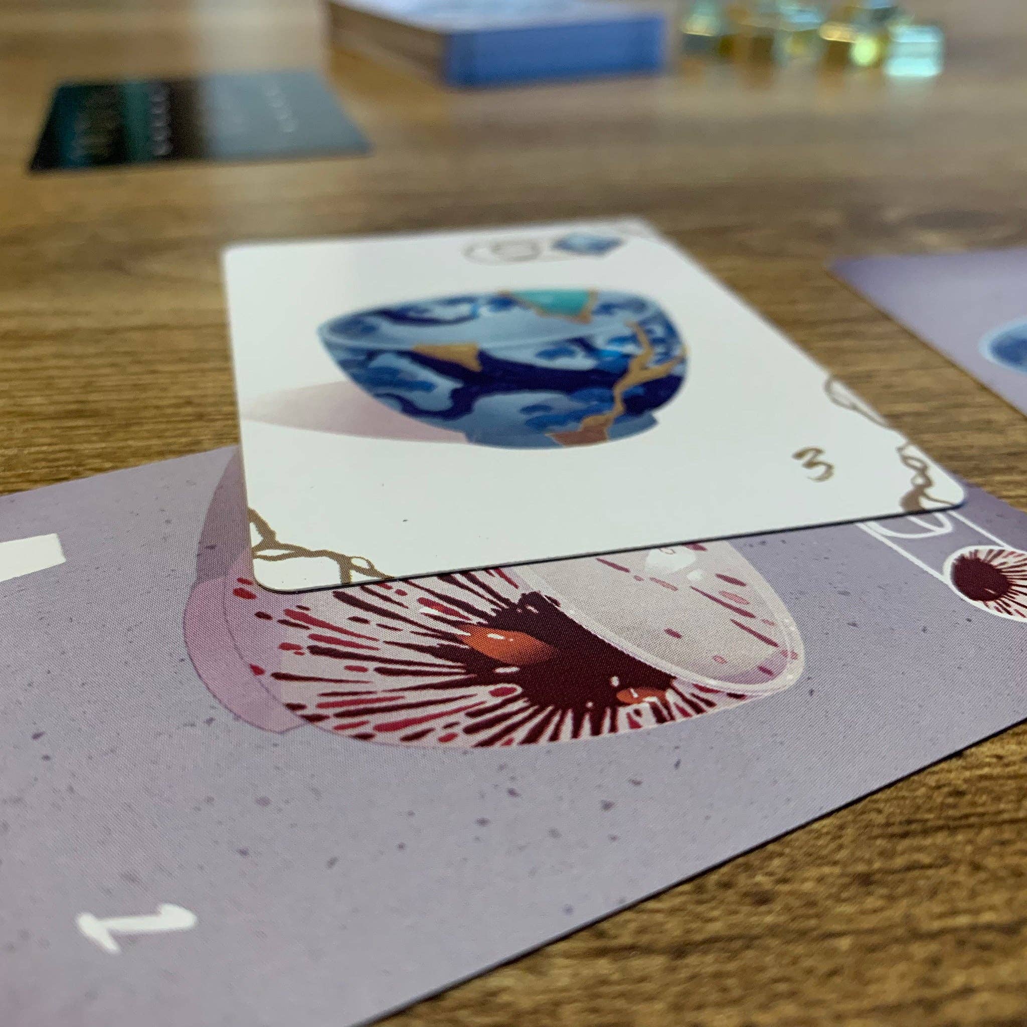 Left Justified Studio & Prolific Games - Venta al por mayor Juegos de cartas - Broken and Beautiful — Juego de cartas sobre Kintsugi1