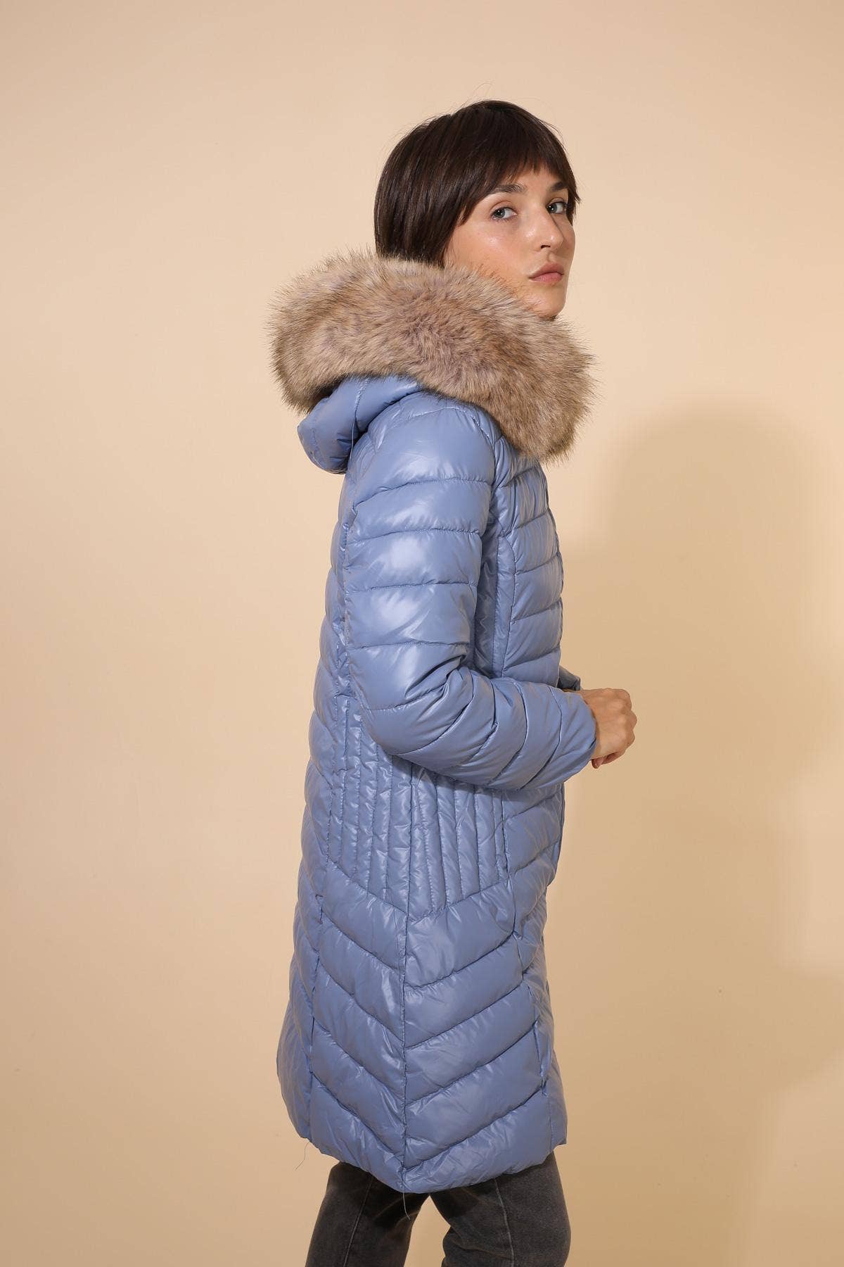 Attrait Paris – Großhandel Pufferjacke – Damen – Metallic lange Steppjacke mit Fell am Kapuzenrand22