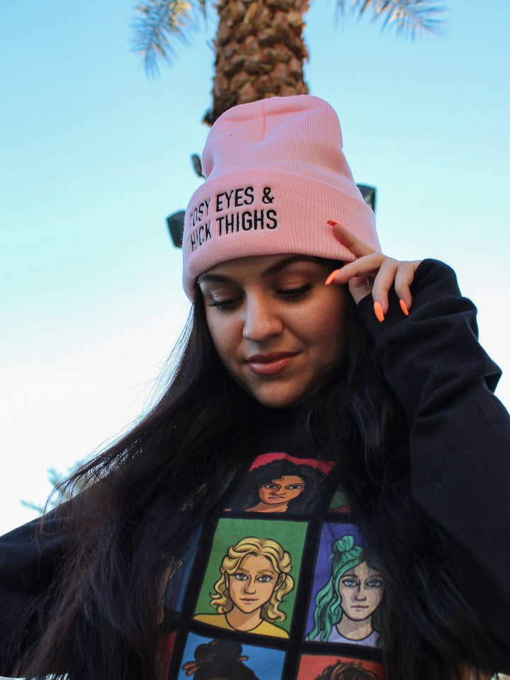 Gorro Olhos Rosados e Coxas Grossas por atacado de Cabin 7 Originals