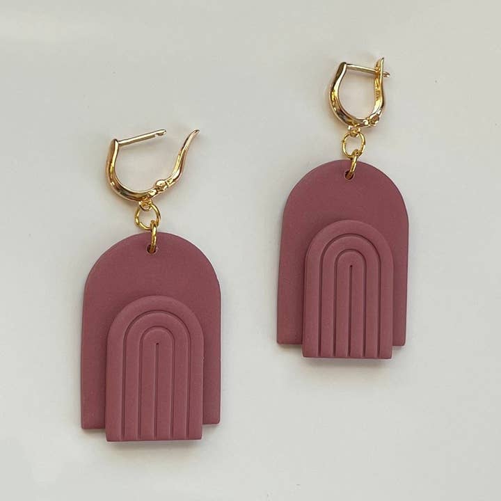 Dangle sobreposto malva: brincos de argila de polímero feitos à mão por atacado de Honeybea Creations WI