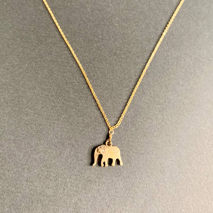 Breloque éléphant sur chaîne dorée pour la vente par Rafia