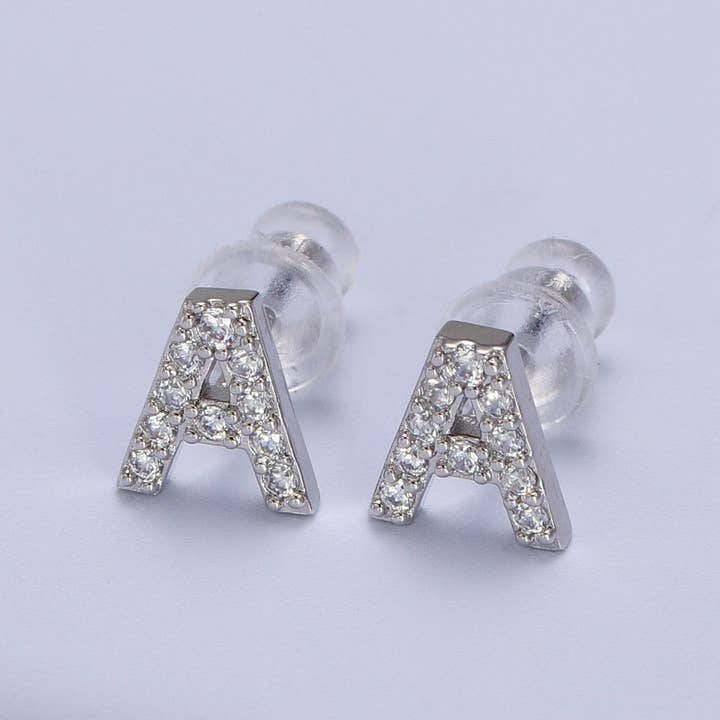 Aim Eternal – wholesale Solitärörhängen – Vitguldfyllda små initialbokstavsörhängen med diamant CZ i silver | AD-120-AD-145