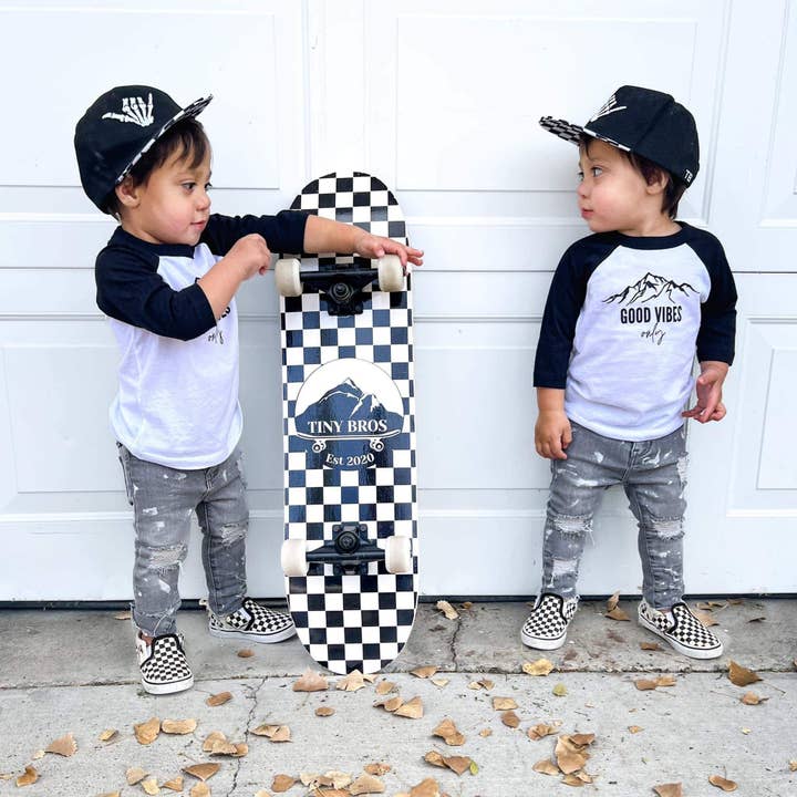 T-SHIRT DE BASEBALL GOOD VIBES pour la vente par Tiny Bros Apparel