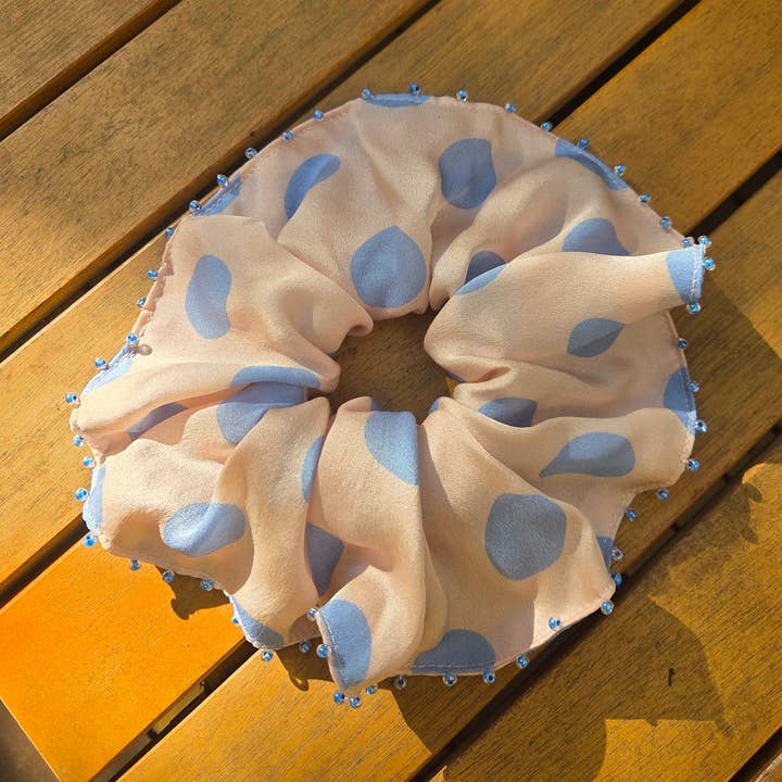 Pärlbeströdd prickig silkescrunchie för wholesale av Adele by Adele Jackson