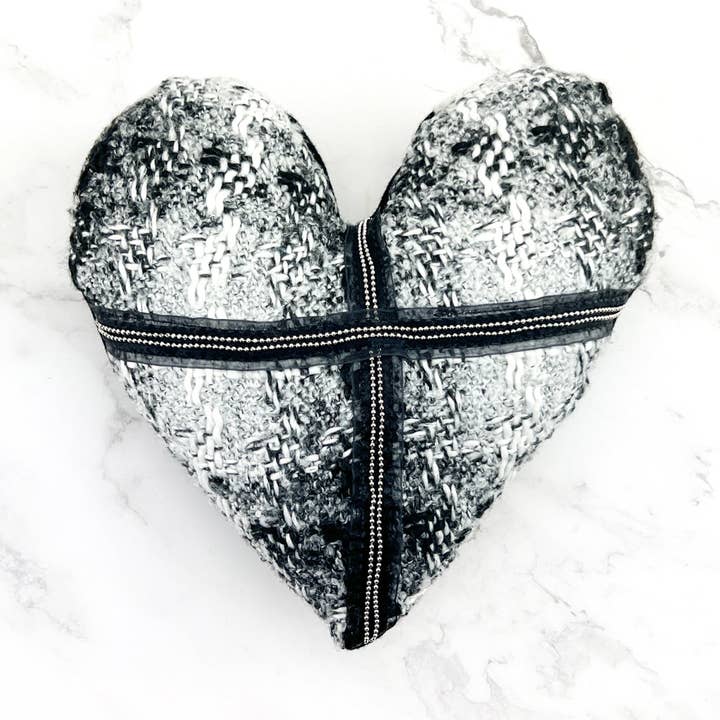 Coussin cœur en tweed noir et blanc pour la vente par Sumie Tachibana