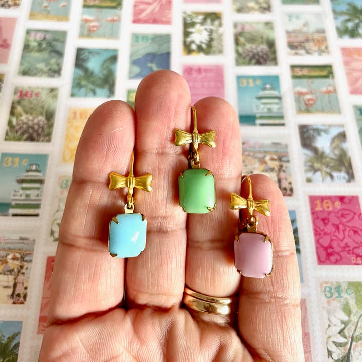 Pendientes vintage de cristal pastel con forma de lazo, tu elección de color para venta al por mayor de The green antique trunk