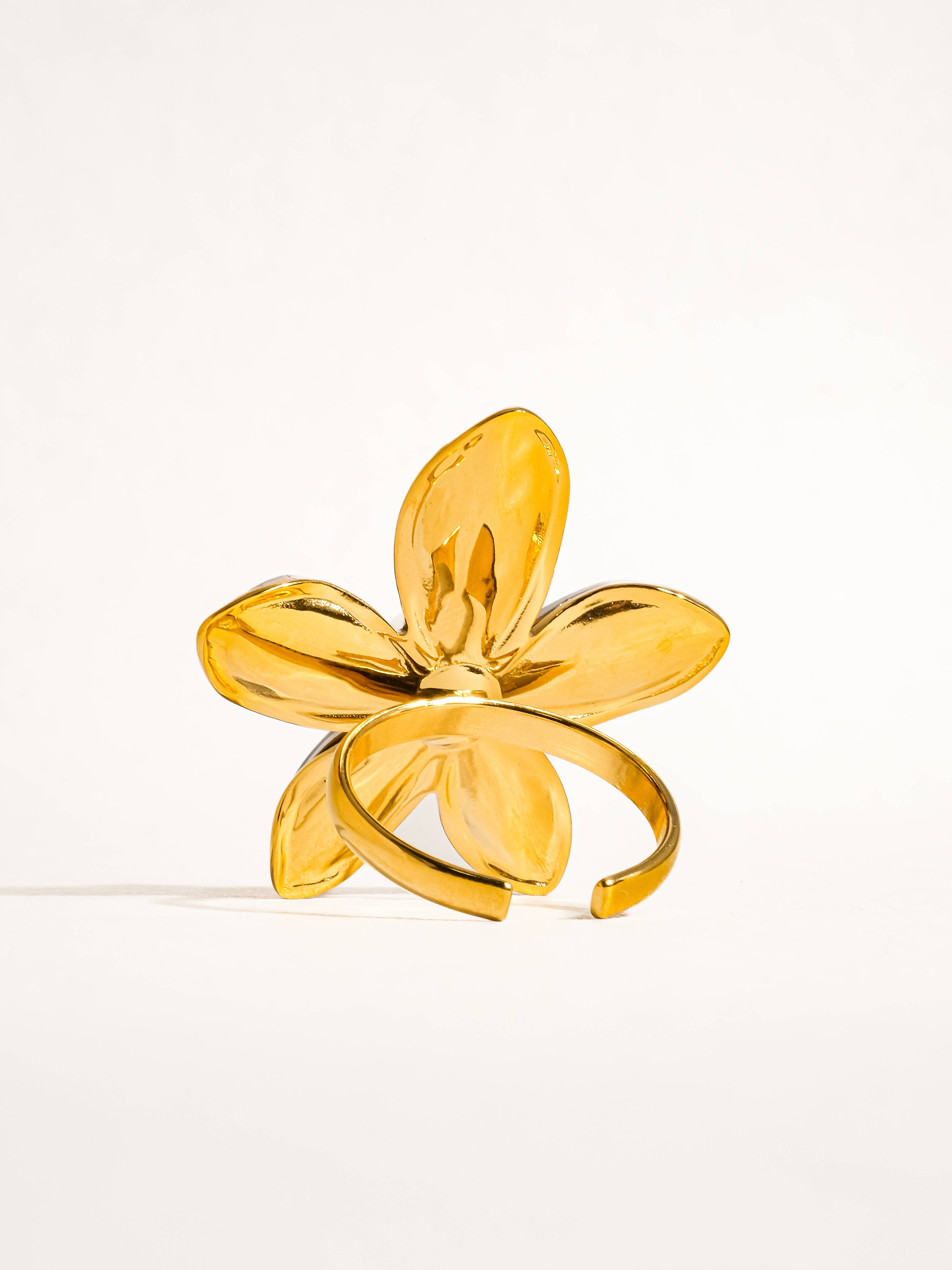Flânerie by MAIQ – wholesale Cocktail/statement ring – Killian 18K Gold Non-Tarnish Pearl Flower Ring3