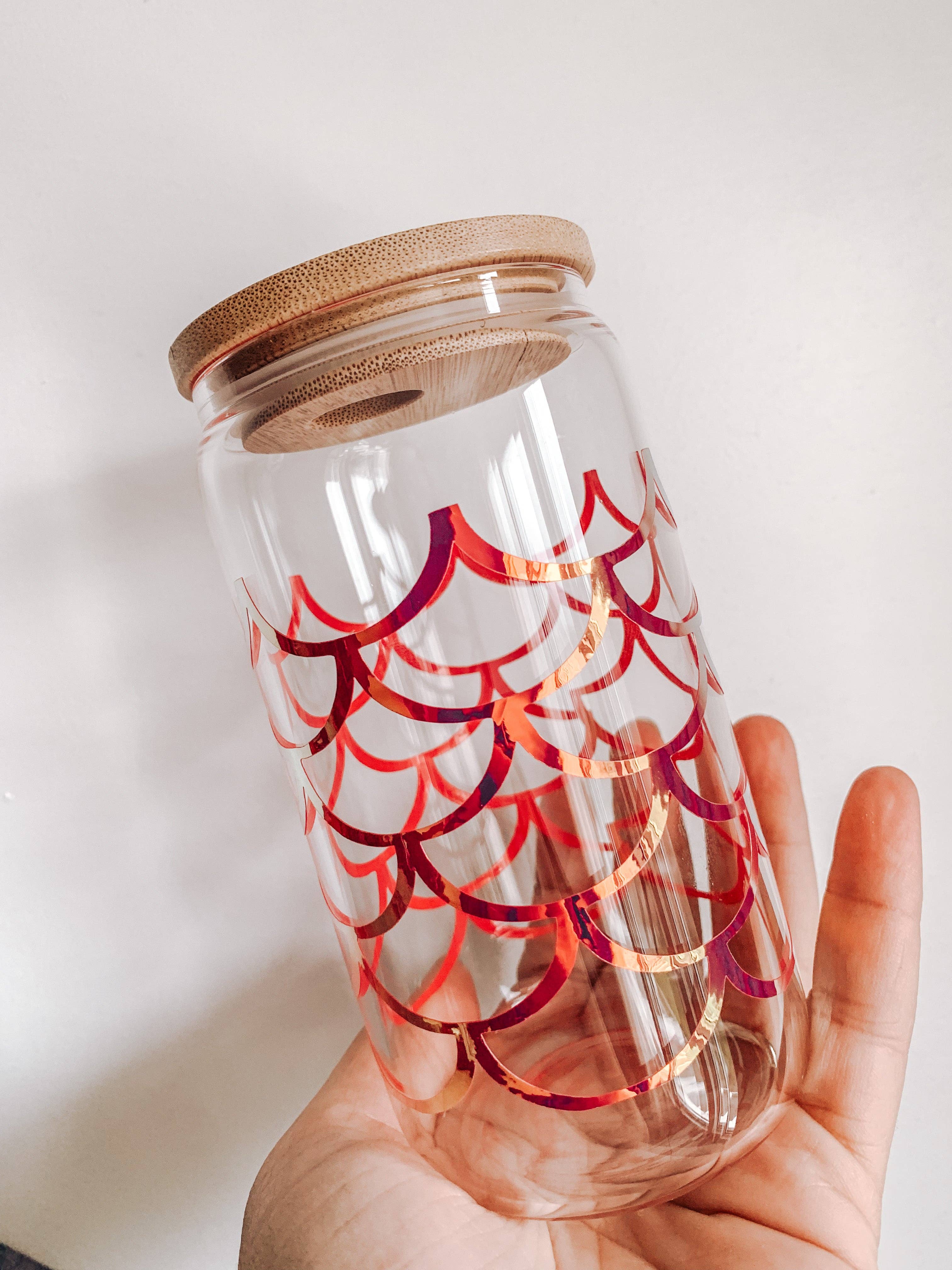 Dottie Wombat – wholesale Drinking glass/cup – Mermaid scales glass beer can glass with bamboo lid and straw0