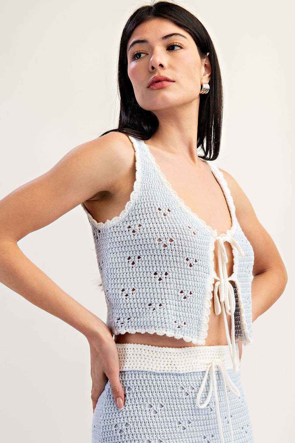 Edit by Nine - Vente Veste sans manches – femme - TT6254 GILET EN MAILLE AJOURÉE À ENCOLURE EN V AVEC CONTRASTE ET NŒUD6