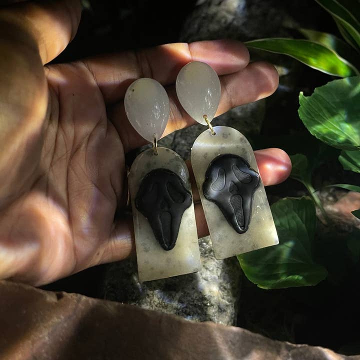 Boucles d'oreilles Scream Glow in the Dark pour la vente par Aura Simply Creates