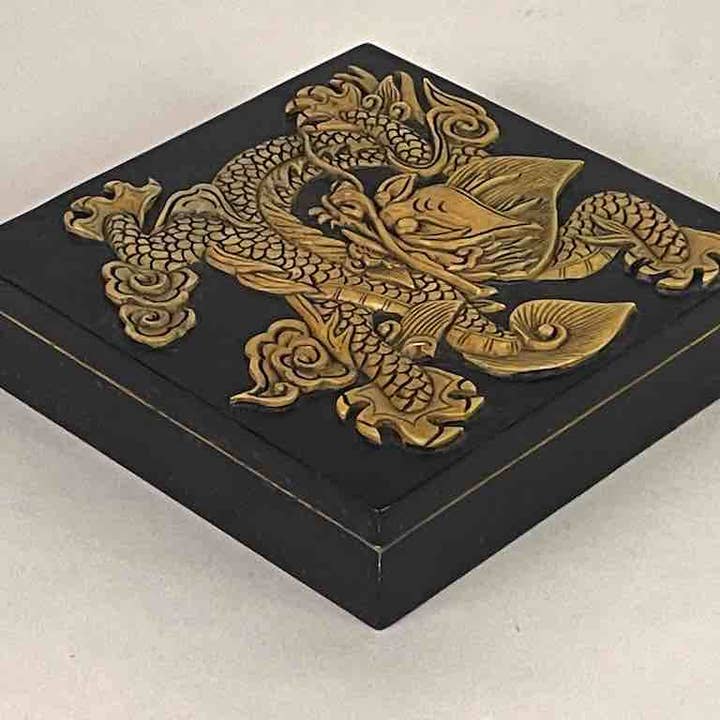 The Niger Bend – Großhandel Dekoschachteln – Drachen-Design — quadratische schwarze Speckstein-Schmuckschatulle2